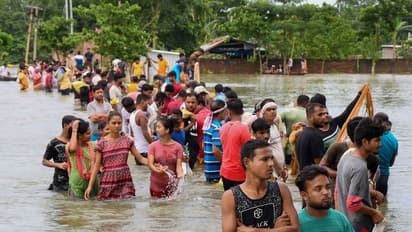 Floods in Assam: 32 जिलों में 47 लाख लोगों का सबकुछ डूबा, 5400 से अधिक गांव बर्बाद, देखें कुछ तस्वीरें