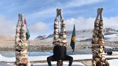 వావ్.. ఆక్సిజ‌న్ కూడా స‌రిగా అంద‌ని చోట‌.. 17,000 అడుగుల ఎత్తులో ఐటీబీపీ జ‌వాన్ల యోగాసనాలు 