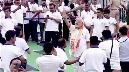 ಮೈಸೂರು ಅರಮನೆ ಮೈದಾನದಲ್ಲಿ ಮೋದಿ ಯೋಗ, ಇದು ಜೀವನದ ಆಧಾರ ಎಂದ ಪ್ರಧಾನಿ!