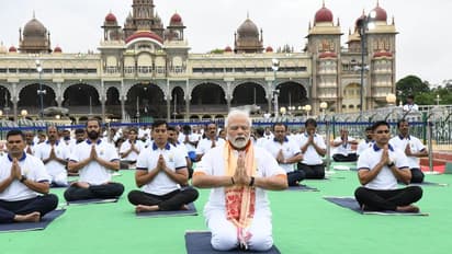 মহীশূর প্যালেস গ্রাউন্ডে যোগব্যায়াম করলেন প্রধানমন্ত্রী, বললেন- এটাই জীবনের ভিত্তি, আমাদেরও যোগ জানতে হবে