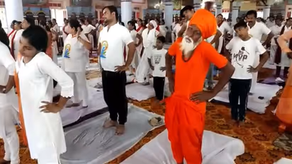 गोरखनाथ मंदिर में योगा को लेकर दिखा उत्साह, अधिकारियों संघ भारी संख्या में योग करने पहुंचे लोग