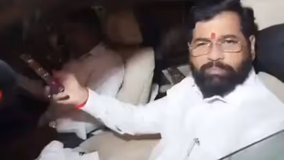 மகாராஷ்டிரா அரசியலில் பூகம்பம்.... சிவ சேனா ஆட்சி கவிழ்கிறதா? 11 எம்.எல்.ஏக்கள் எஸ்கேப்!!