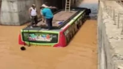 తప్పిన ప్రమాదం: మోమిన్పేట ఆర్ఓబీ వరదలో చిక్కుకున్న పెళ్లి బస్సు, ప్రయాణీకులు సురక్షితం