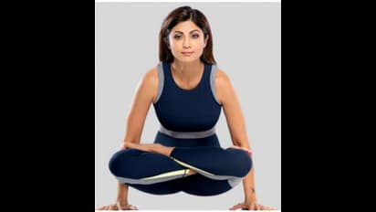 யோகாவில் அசத்தும் கரீனா கபூர் முதல் ஜான்வி கபூர் வரை..வில்லாக வளையும் பாலிவுட் நாயகிகள்