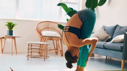 গানের তালে এক্সারসাইজ করুন, যোগা করার সময় গান শুনলে মিলবে একাধিক উপকার