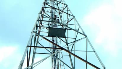 'പ്രണയ ബന്ധത്തെ ചൊല്ലി പൊലീസ് പീഡിപ്പിക്കുന്നു'; കാസർകോട് ആത്മഹത്യാ ഭീഷണി മുഴക്കിയ യുവാവ്; താഴെയിറങ്ങി