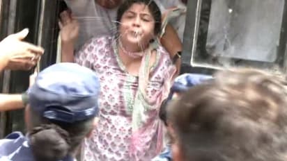 ರಾಹುಲ್ ವಿಚಾರಣೆಗೆ ಪ್ರತಿಭಟನೆ, ಪೊಲೀಸರ ಮೇಲೆ ಉಗುಳಿದ ಮಹಿಳಾ ಕಾಂಗ್ರೆಸ್ ಘಟಕದ ಅಧ್ಯಕ್ಷೆ!