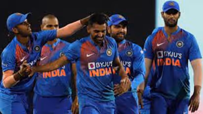 ബുമ്രയും ഷമിയും ഇല്ലാത്തപ്പോഴെങ്കിലും അവനെ സ്ഥിരമായി കളിപ്പിക്കണം, നിര്ദേശവുമായി മുന് ഇന്ത്യന് താരം