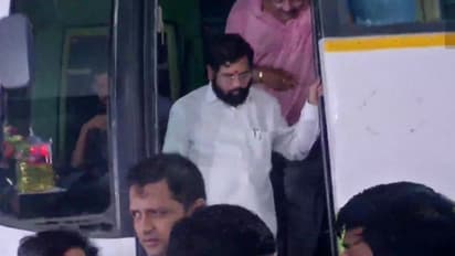 গুজরাট থেকে গুয়াহাটিতে শিবসেনার বিদ্রোহী বিধায়ক শিন্ডে ও তাঁর দলবল, প্রবল সংকটে মহারাষ্ট্র