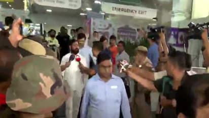 అస్సాం కు పయనమైన ఏక్ నాథ్ షిండే, ఎమ్మెల్యేలు.. బీజేపీతో కలిసి నడవాలని శివసేనకు సూచన