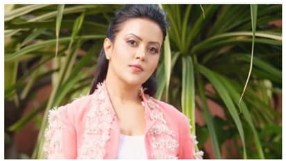 ഉദ്ധവ് താക്കറെയെ ട്രോളി അമൃത ഫഡ്നവിസിന്റെ ട്വീറ്റ്; പിന്നീട് പിൻവലിച്ചു