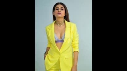 ఎల్లో డ్రెస్ లో ఎగసిపడుతున్న యవ్వనాలు, బటన్ విప్పుతూ.. బ్రా అందాల విందు చేస్తోన్న శ్రద్దా దాస్