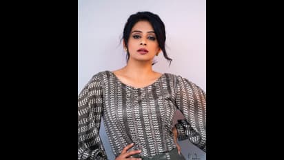 Priyamani: చందమామనే మింగేసినట్లు ఆ అందం చూశారా.. గాల్లోకి కిక్కులు ఇస్తూ ప్రియమణి స్టన్నింగ్ ఫోజులు  