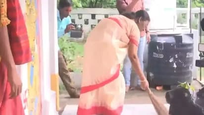 Draupadi Murmu : స్వయంగా ఆలయ ప్రాంగణాన్ని ఊడ్చి, పూజలు చేసిన ఎన్డీఏ రాష్ట్రపతి అభ్యర్థి ద్రౌపది ముర్ము