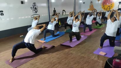 Yoga : மனம் வலுப்பெற, உடல் எடைக் குறைய உதவும் யோகாசனங்கள்!