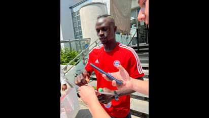 ലെവന്ഡോസ്ക്സിക്ക് പകരക്കാരനായി മാനെ ബയേണില്; നന്ദി അറിയിച്ച് ലിവര്പൂള്