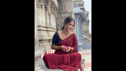 గుడిలో అడ్డ బొట్టు పెట్టి పూజలు.. క్లాసీ లుక్స్ తో చంపేస్తున్న దీప్తి సునైనా, చీరకట్టులో ఆ సొగసు చూశారా 