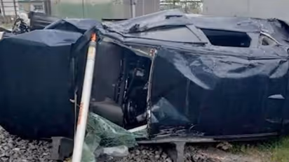 റെയിൽവെ ക്രോസിംഗ് കടക്കാൻ ശ്രമം, എസ്യുവി തവിടുപൊടിയാക്കി ട്രെയിൻ