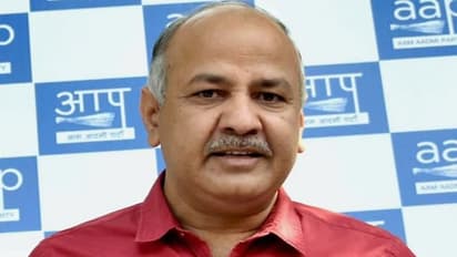 शराब पर आमने-सामने BJP और AAP, LG ने 11 अधिकारियों को किया सस्पेंड, सिसोदिया ने की CBI जांच की मांग