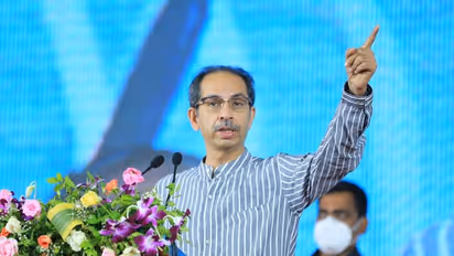 'അമ്പും വില്ലും ഞങ്ങൾക്ക് വേണം, ഷിൻഡെ വിഭാ​ഗം പാർട്ടിയിൽ നിന്ന് പുറത്തുപോയവരാണ്'; തെര. കമ്മീഷനോട് താക്കറേ