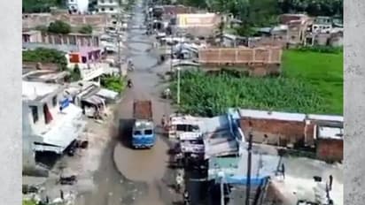 ये है बिहार मधुबनी का नेशनल हाइवे, सड़क पर बने हैं 100 फीट के गड्डे, पैदल चलना भी खतरे से खाली नहीं