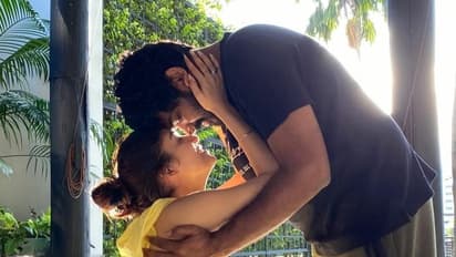  மாறி மாறி கிளிக் செய்து கொண்ட நயன் - விக்கி தம்பதி..வைரலாகும் க்யூட் போட்டோஸ்!