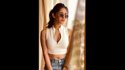 Ruhani Sharma: బెడ్ పై బిగుతైన అందాలతో రుహానీ శర్మ విస్ఫోటనం.. హాట్ స్ట్రక్చర్ తో కేక పెట్టించే ఫోజులు 