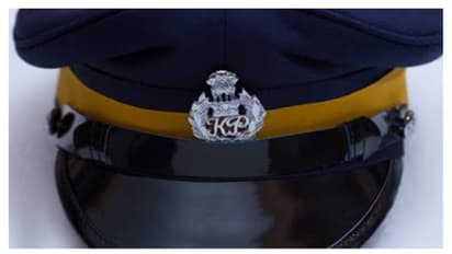 പണം വച്ച് ചീട്ടുകളിച്ചതിന് പിടിയിലായ രണ്ട് പൊലീസ് ഉദ്യോഗസ്ഥര്‍ക്ക് സസ്പെൻഷൻ 