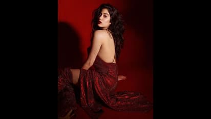 చెర్రీ ఫ్రూట్ లా నిగనిగలాడుతున్న జాన్వీ కపూర్ అందం.. టైట్ ఫిట్ లో స్ట్రక్చర్ చూపిస్తున్న యంగ్ బ్యూటీ..  