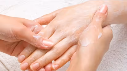 হাতের চামড়া ক্রমশ কুঁচকে যাচ্ছে? ঘরোয়া উপায়ে দূর করুন সমস্যা