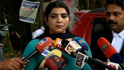 വിവാദങ്ങൾക്ക് പിന്നിൽ തിമിംഗലങ്ങൾ, അന്താരാഷ്ട്ര ശാഖകളുള്ളവർ: സ്വർണക്കടത്ത് വിവാദത്തിൽ സരിത എസ് നായർ