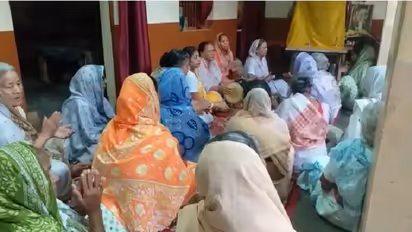 कस्टम ऑफिसर और इंजीनियर बेटों की बहुओं ने मां को किया बेघर, रुलाने वाला है 90 साल की बुजुर्ग का दर्द