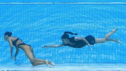 ವಿಶ್ವ ಚಾಂಪಿಯನ್ಶಿಪ್ ಈಜು, ಪೂಲ್ನಲ್ಲಿ ಪ್ರಜ್ಞೆ ತಪ್ಪಿದ ಸ್ವಿಮ್ಮರ್ನ್ನು ನೀರಿಗೆ ಹಾರಿ ರಕ್ಷಿಸಿದ ಕೋಚ್!