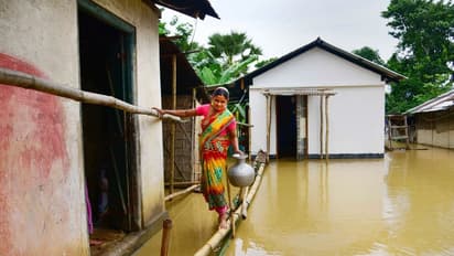 ये स्टंट नहीं है, बल्कि बाढ़ में डूबी घर-गृहस्थी के बीच जिंदा रहने की लड़ाई है, Assam flood की 10 तस्वीरें
