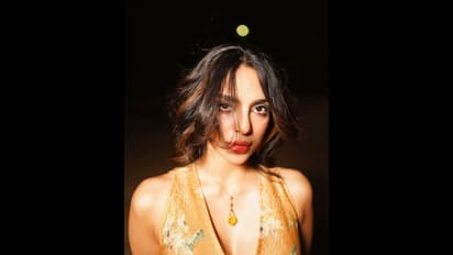 Sobhita: చైతూతో ఎఫైర్ రూమర్స్.. అవేమీ పట్టించుకోకుండా హాట్ ఫోజులతో ఉడికిస్తున్న శోభిత 