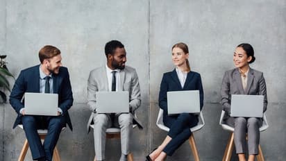 நீங்கள் உட்காரும் விதம் உங்கள் ஆளுமை பண்புகளை சொல்லுமாம்....இதில் உங்க ஆளுமை என்னனு பாருங்க..!!