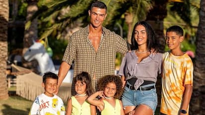 পরিবারের সঙ্গে ছুটি উপভোগ করছেন রোনাল্ডো ও জর্জিনা, রইলো ভেকেশনের দারুন কিছু ছবি!