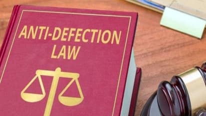 जानिए क्या है दलबदल कानून, जिससे बची है महाराष्ट्र के मुख्यमंत्री उद्धव ठाकरे की थोड़ी-बहुत 'उम्मीद'