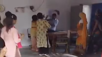 लखीमपुर: प्रधानाध्यापक ने महिला शिक्षामित्र को जूतों से पीटा, सोशल मीडिया पर वायरल हुआ वीडियो