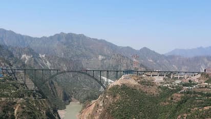  Chenab Bridge: যাত্রীদের অপেক্ষায়  ভারতে তৈরি পৃথিবীর সর্বোচ্চ রেল ব্রিজ, ছবিতে দেখুন কাশ্মীরের চেনাব সেতু 