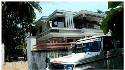പൂച്ചക്കാട് മര്‍ച്ചന്‍റ് നേവി ഉദ്യോഗസ്ഥന്‍റെ വീട്ടില്‍ വന്‍ കവര്‍ച്ച, വീട്ടില്‍ കയറിയത് ജനൽപാളി കുത്തിതുറന്ന്
