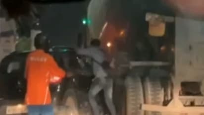 इस घटना से दहल जाएंगे आप: जयपुर में युवक ने बाइक सवार में चढ़ाई कार, ट्रक में दबाने की कर रहा था कोशिश