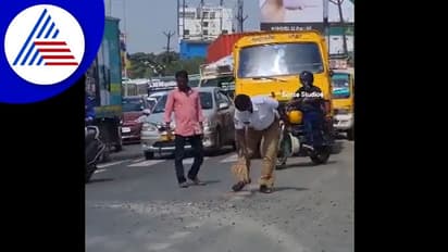 ರಸ್ತೆಯಲ್ಲಿರುವ ಕಲ್ಲುಗಳನ್ನು ಗುಡಿಸಿ ತೆಗೆದ ಟ್ರಾಫಿಕ್ ಪೊಲೀಸ್ : ವಿಡಿಯೋ ವೈರಲ್