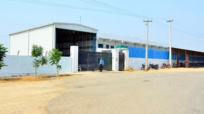 జమునా హ్యాచరీస్ వివాదం: మా భూములు అప్పగించండి... వెదుర్తిలో రైతుల ధర్నా, ఎంపీ, ఎమ్మెల్యేలకు నిరసన సెగ