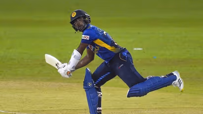 SL vs AUS: ஆஸி.,க்கு செம சர்ப்ரைஸ்.. தனி ஒருவனாக இலங்கைக்காக போராடிய கருணரத்னே..! செம பேட்டிங்