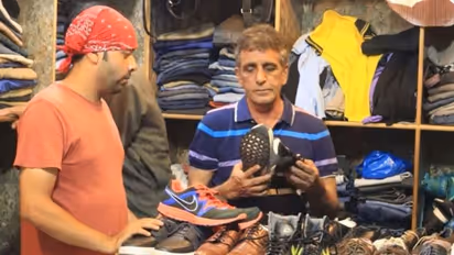 देखिए क्या हो गई पाकिस्तानी क्रिकेट अंपायर की हालत, अंपायरिंग की जगह लाहौर बाजार में बेच रहे जूते और कपड़े 