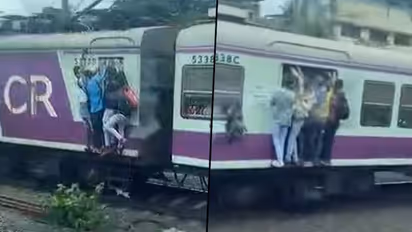 Viral Video: లోకల్ ట్రైన్‌లో డోర్‌కు వేలాడుతూ అబ్బాయి.. పోల్ ఢీకొనడంతో పట్టాలపై పడి.. !