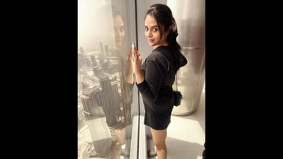 Sreemukhi: బూర్జ్ ఖలీఫా పై థైస్‌ షోతో రెచ్చిపోయిన రాములమ్మ.. ఏంజెల్‌లా పోజులిస్తూ కవ్విస్తున్న హాట్‌ యాంకర్‌