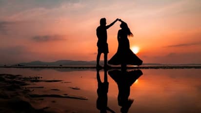 वीकेंड में शो देखने की बजाय पार्टनर के साथ करें ये 7 एक्टिविटी, पूरे Week रहेंगे फ्रेश 