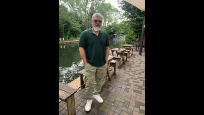 காதலே காதலே தனிப்பெரும் துணையே..! காதல் மனைவி ஷாலினியுடன் வெளிநாட்டில் ரொமான்ஸ் செய்யும் அஜித் - வைரல் Photo